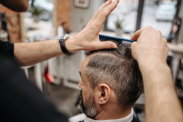 potongan gaya rambut pria pendek samping